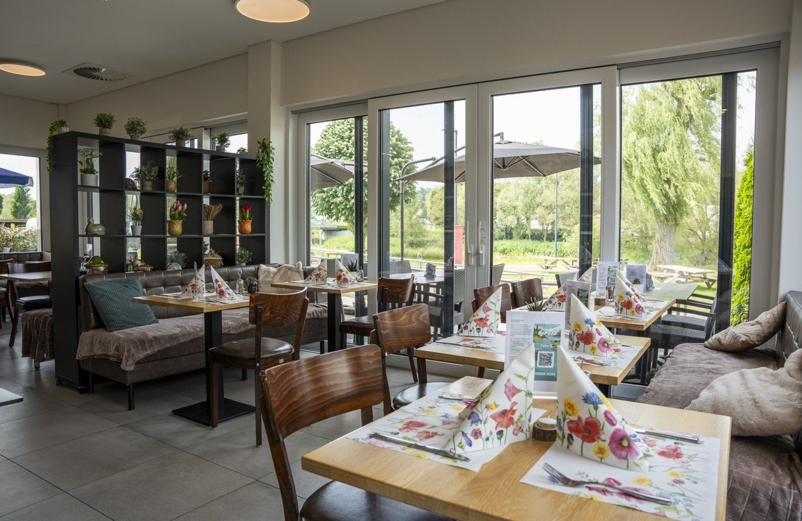 Geräumige Terrasse, Bar und Restaurant